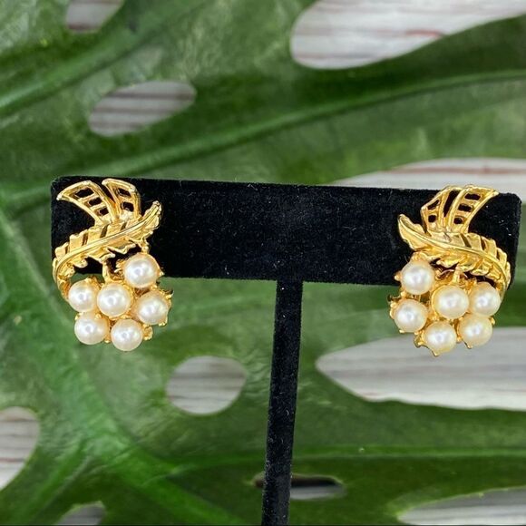 Vintage Faux Pearl Cluster Clip On Earrings - Picture 1 of 7